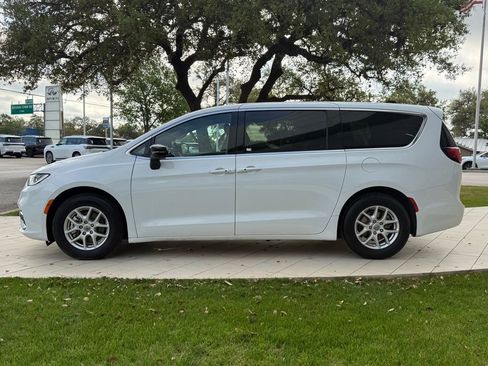Used 2025 Chrysler Pacifica Select FWD image 8