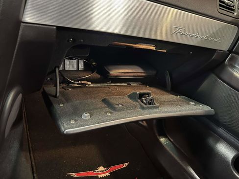 Used 2004 Ford Thunderbird image 27