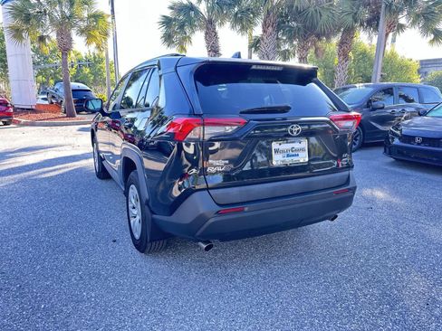 Used 2021 Toyota RAV4 LE AWD/4WD image 4