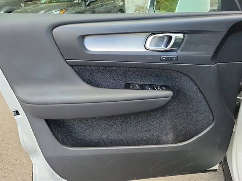 Used 2022 Volvo XC40 T5 Momentum image 12