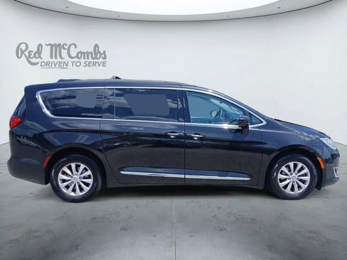 Used 2017 Chrysler Pacifica Touring-L FWD image 6
