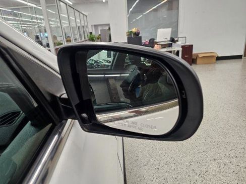 Used 2019 Jeep Cherokee Latitude Plus w/ Cold Weather Group AWD/4WD image 39