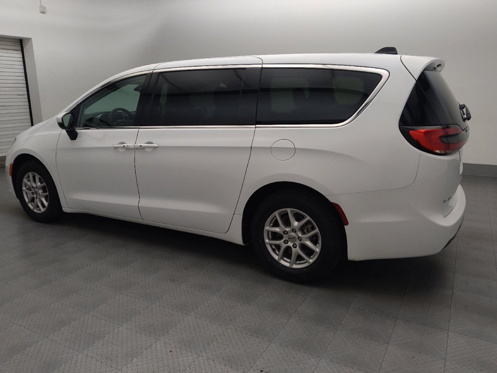 Used 2023 Chrysler Pacifica Touring-L FWD image 3