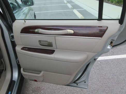 Used 2007 Lincoln Town Car Signature RWD image 21