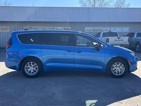 New 2026 Chrysler Pacifica Select image 2