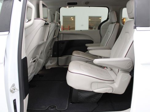 Used 2018 Chrysler Pacifica Limited w/ Advanced Safetytec Group FWD image 8