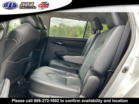 Used 2021 Toyota Highlander XLE AWD/4WD image 5