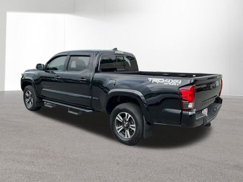 Used 2019 Toyota Tacoma TRD Sport AWD/4WD image 5