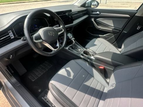 Used 2025 Volkswagen Jetta SE FWD image 7