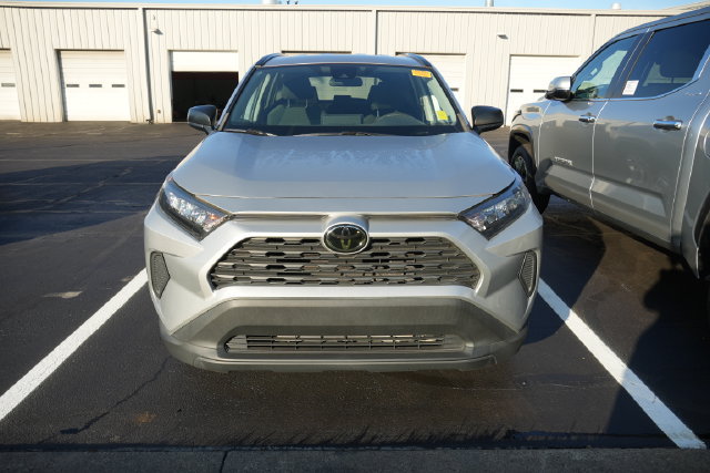 Used 2021 Toyota RAV4 LE FWD image 4