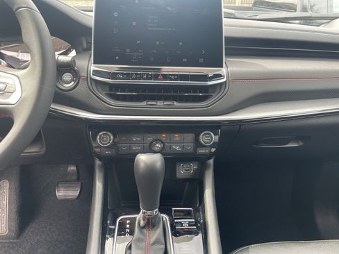 Used 2025 Jeep Compass Trailhawk image 17