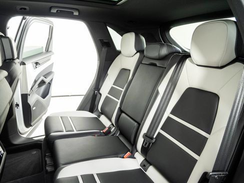 Certified 2026 Porsche Cayenne AWD/4WD image 21