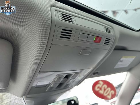 Used 2025 Volkswagen Jetta SEL FWD image 32
