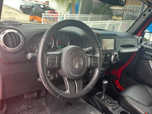 Used 2018 Jeep Wrangler Unlimited Sahara w/ Connectivity Group AWD/4WD image 11