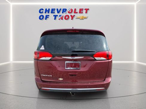 Used 2017 Chrysler Pacifica Touring-L w/ Tire & Wheel Group FWD image 8