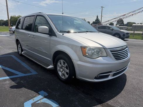 Used 2011 Chrysler Town & Country Touring FWD image 13