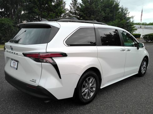 Used 2022 Toyota Sienna XLE AWD/4WD image 6