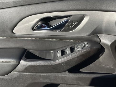 Used 2021 Chevrolet Traverse LT image 24