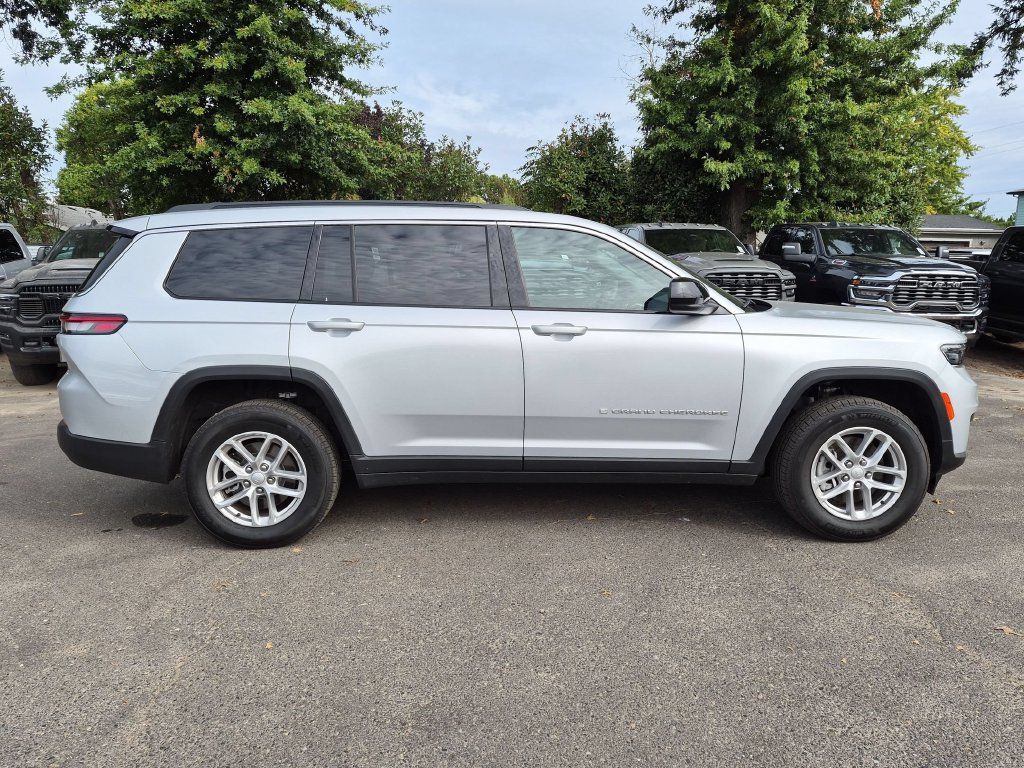 Certified 2025 Jeep Grand Cherokee L Laredo w/ Luxury Tech Group I AWD/4WD image 8