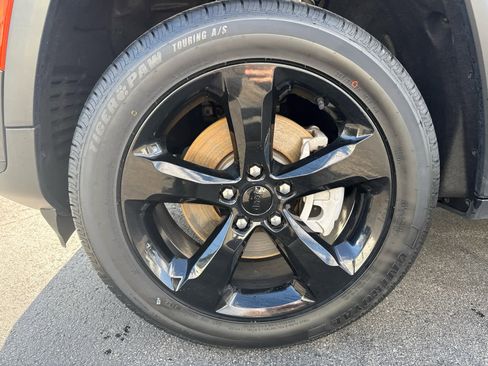 Used 2023 Jeep Grand Cherokee L Limited w/ Luxury Tech Group II image 9