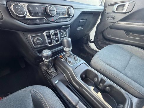 Used 2025 Jeep Wrangler Unlimited Sahara AWD/4WD image 40