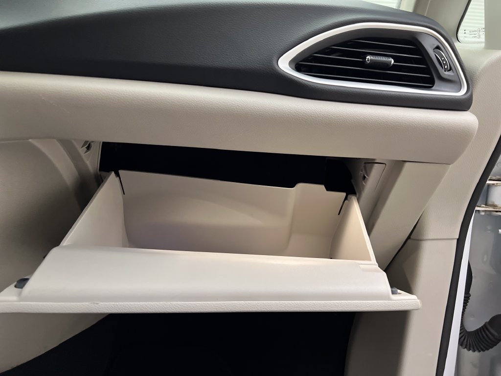 Used 2024 Chrysler Pacifica Touring-L FWD image 39