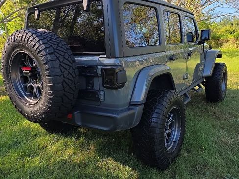 Used 2020 Jeep Wrangler Unlimited Sahara AWD/4WD image 10