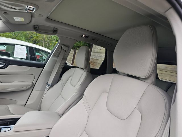 Used 2021 Volvo XC60 T5 Momentum w/ Advanced Package AWD/4WD image 6