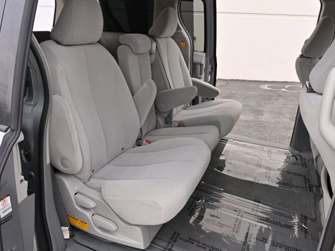 Used 2011 Toyota Sienna LE w/ Towing Pkg image 13