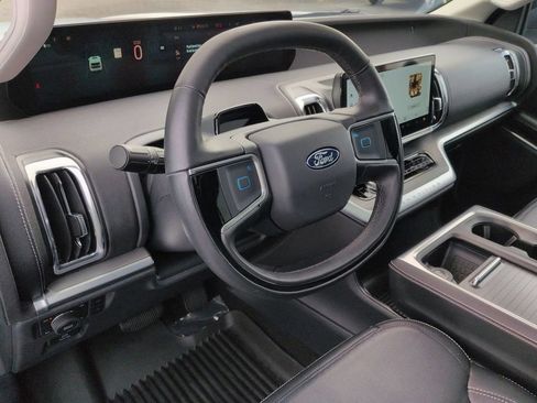 Used 2025 Ford Expedition Platinum w/ Driver's Package AWD/4WD image 2