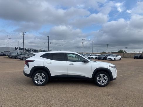 Used 2025 Chevrolet Trax LS image 17