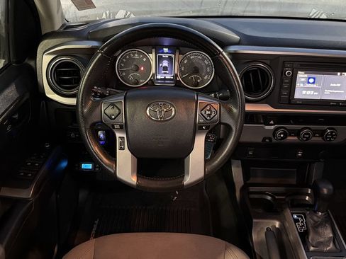 Used 2016 Toyota Tacoma SR5 w/ SR5 Appearance Package (SN) RWD image 14