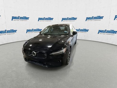 Used 2022 Volvo S60 B5 Momentum image 4