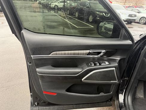 Used 2023 Kia Telluride EX w/ EX Captain's Chair Package image 17