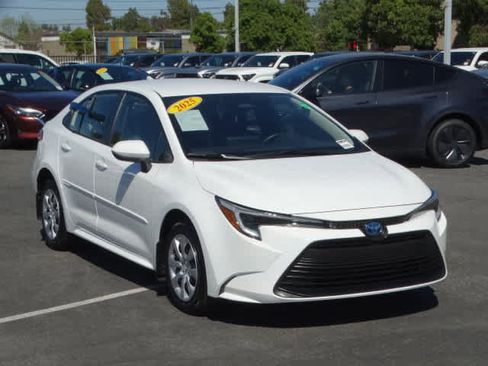 Used 2025 Toyota Corolla XLE image 2