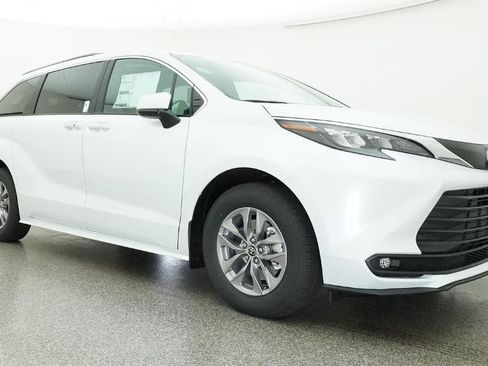 New 2026 Toyota Sienna XLE FWD image 15
