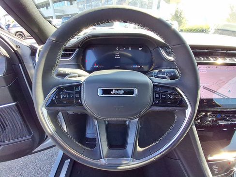Used 2025 Jeep Grand Cherokee Overland AWD/4WD image 22