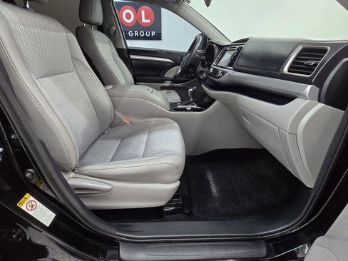 Used 2016 Toyota Highlander Plus FWD image 19