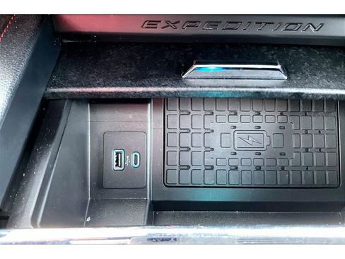 Used 2022 Ford Expedition Limited image 36