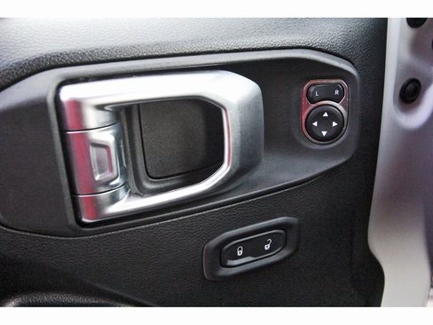 Used 2022 Jeep Wrangler Willys image 19