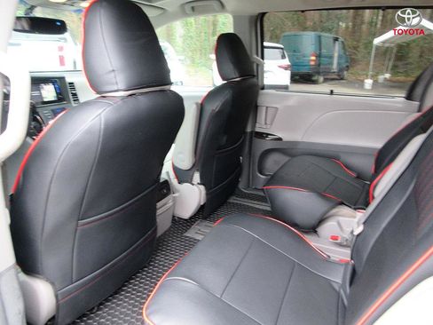 Used 2017 Toyota Sienna Limited image 15