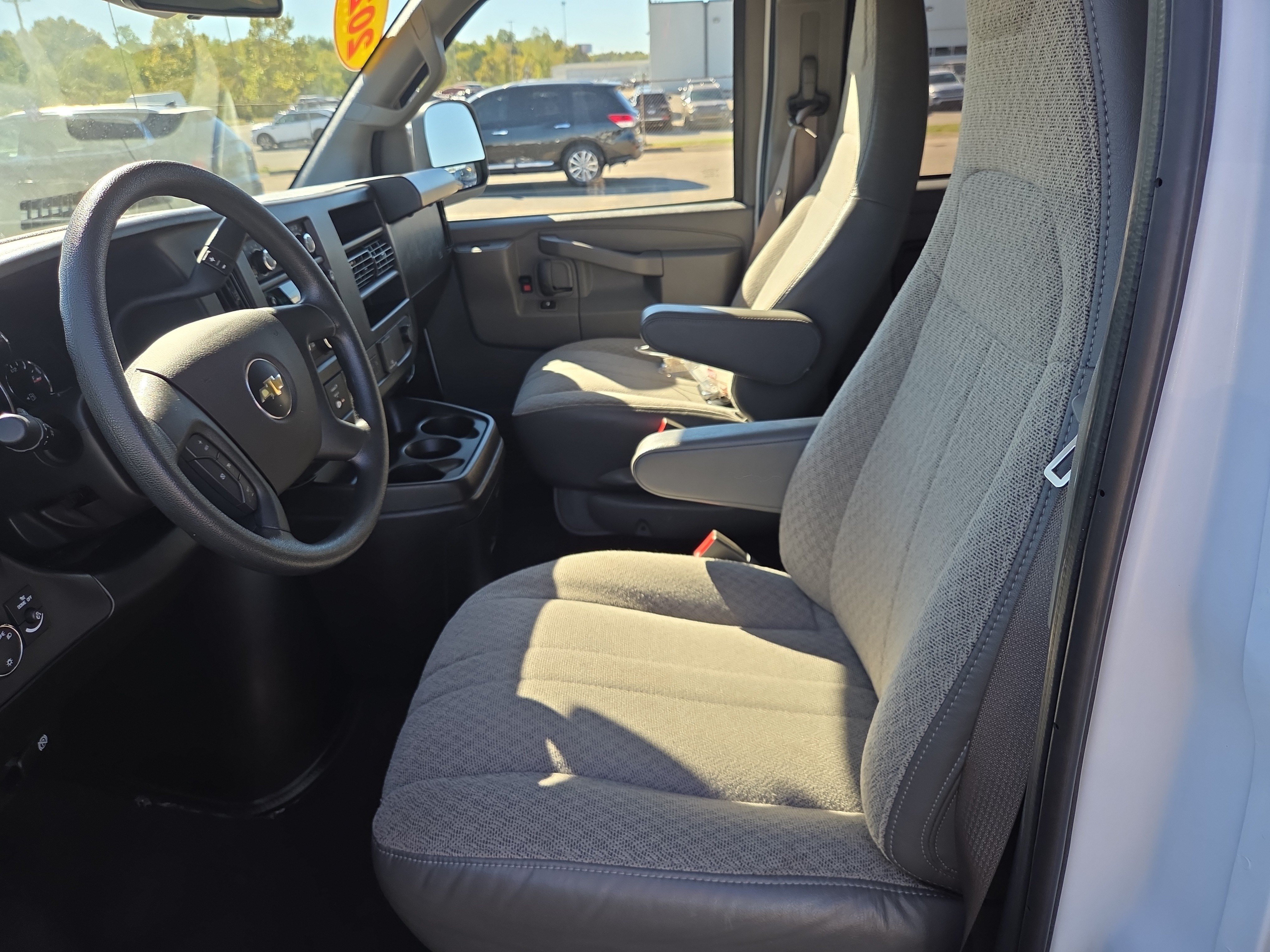 Used 2025 Chevrolet Express 3500 LT w/ LT Preferred Equipment Group RWD image 9