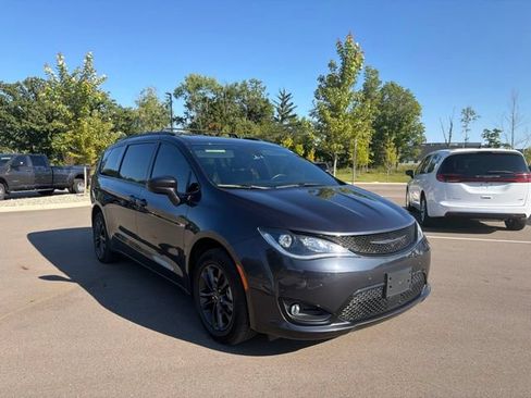 Used 2020 Chrysler Pacifica Touring-L w/ Advanced Safetytec Group AWD/4WD image 8