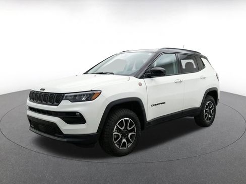 Used 2025 Jeep Compass Trailhawk AWD/4WD image 3