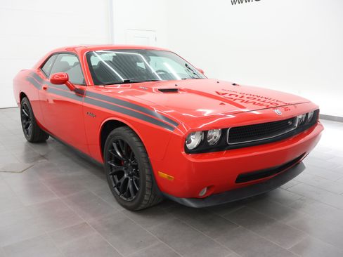Used 2010 Dodge Challenger R/T RWD image 2