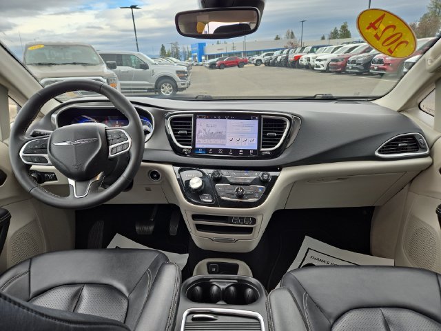 Used 2024 Chrysler Pacifica Touring-L FWD image 4