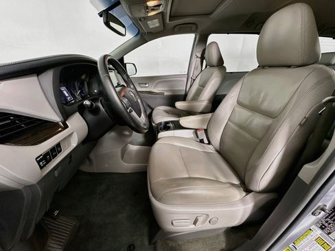 Used 2016 Toyota Sienna XLE w/ XLE Navigation Package FWD image 13