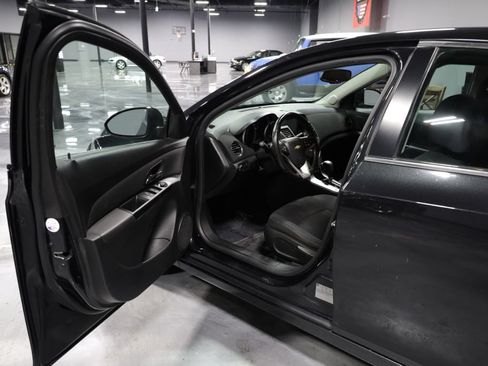 Used 2014 Chevrolet Cruze LT w/ Technology Package FWD image 9