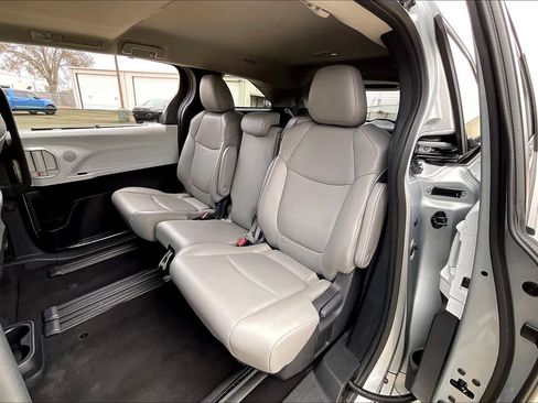 Used 2025 Toyota Sienna XLE image 21