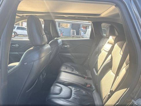 Used 2019 Jeep Cherokee Limited image 16
